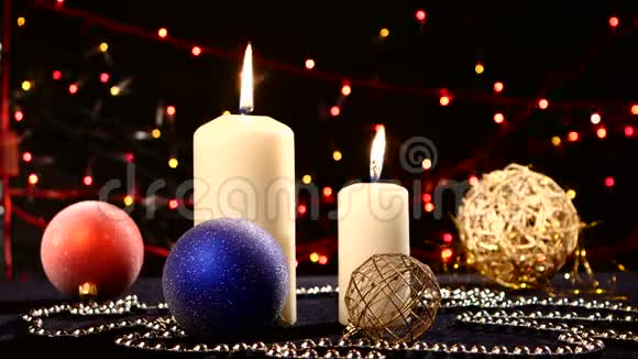 两支白色的大蜡烛上面有圣诞球视频的预览图