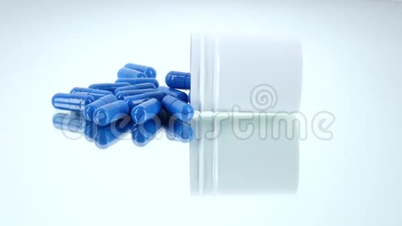一瓶蓝色药丸白色旋转反射视频的预览图