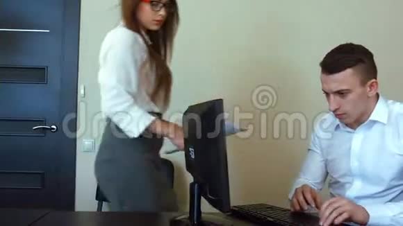 在办公室的女商人会受到老板的训斥稳定射击视频的预览图
