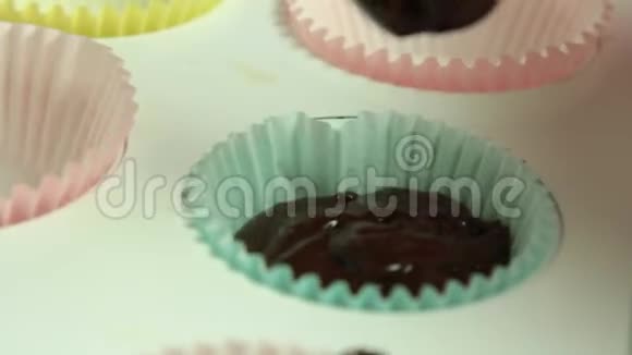 女人家里做纸杯蛋糕视频的预览图