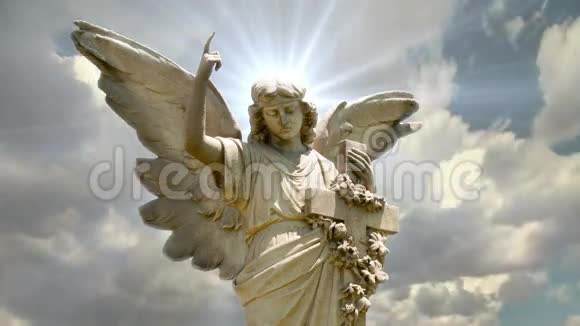 天使的雕像在时光流逝的云彩天使1001高清视频的预览图
