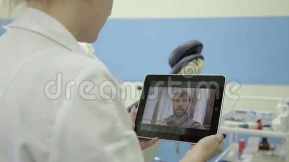 医疗在线咨询男性高级病人与医生聊天的视频PC平板电脑视频的预览图