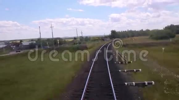 移动的铁轨火车穿过乡村视频的预览图