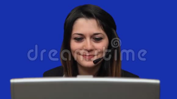 蓝色屏幕漂亮的商务女性聊天笔记本电脑关闭视频的预览图