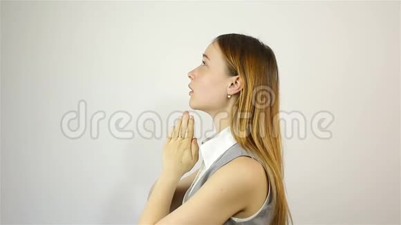 一个年轻漂亮的女人祈祷请求上帝的帮助视频的预览图