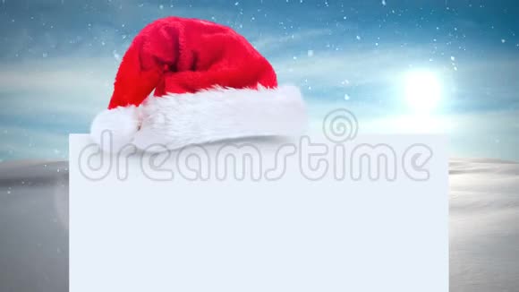 带有白色卡片的圣诞老人帽和冬季景观视频的预览图