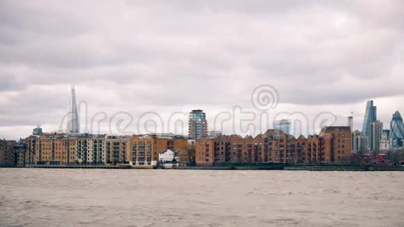泰晤士河的堤岸视频的预览图