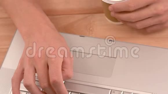 创意商人在书桌旁喝咖啡视频的预览图