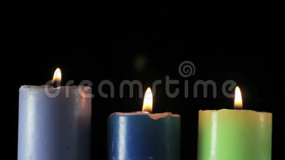 黑色背景上的三支蜡烛视频的预览图