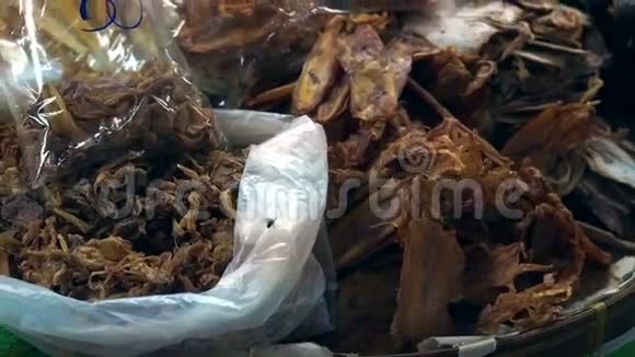 东南亚市场的干鱼海鲜摊视频的预览图