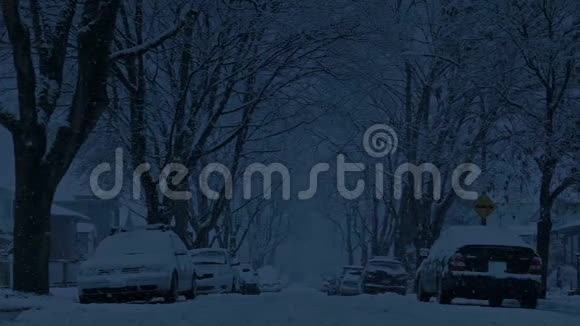 夜晚在城市道路上下雪视频的预览图