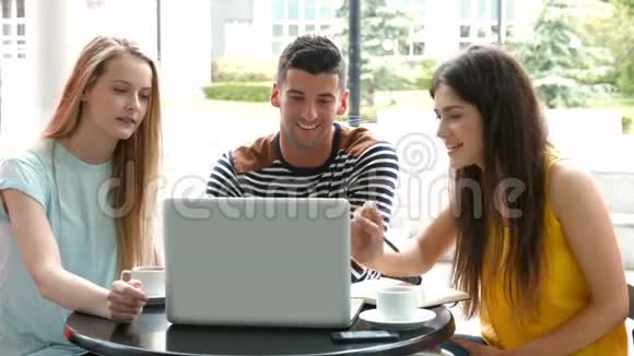学生们在校园咖啡馆里玩笔记本电脑视频的预览图