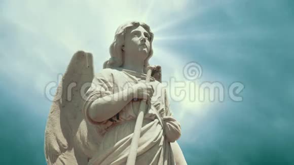 天使的雕像在时间流逝的蓝天天使1002高清视频的预览图
