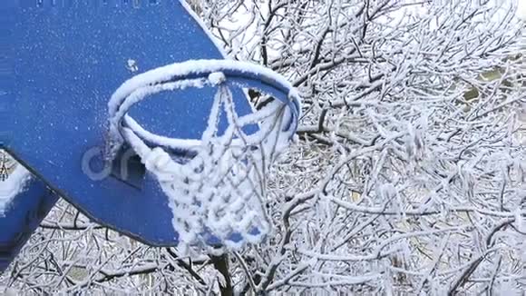 白雪覆盖的篮球操场白雪覆盖的篮球视频的预览图