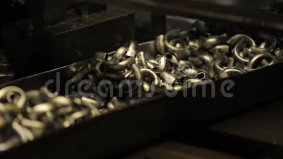 弯曲金属金属片由机器弯曲金属餐具制造杯子手柄视频的预览图