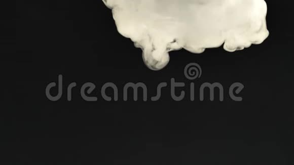 烟雾在黑色的背景上穿过框架好的镜头效果和过渡视频的预览图