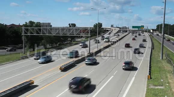发达城市高速公路上的交通视频的预览图