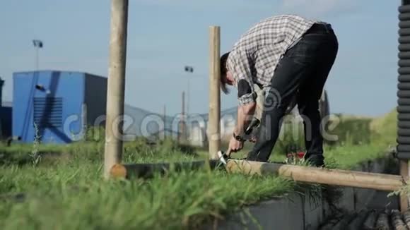 一个人用螺丝刀做篱笆视频的预览图