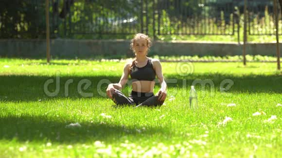 漂亮女孩在公园做瑜伽视频的预览图