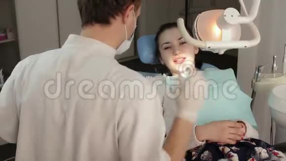 女性患者牙科检查视频的预览图