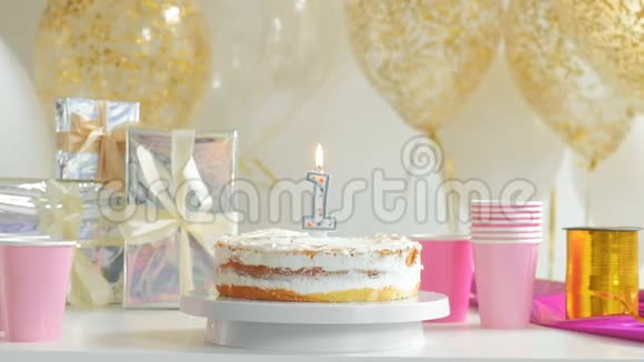 一支蜡烛的生日蛋糕第一年视频的预览图
