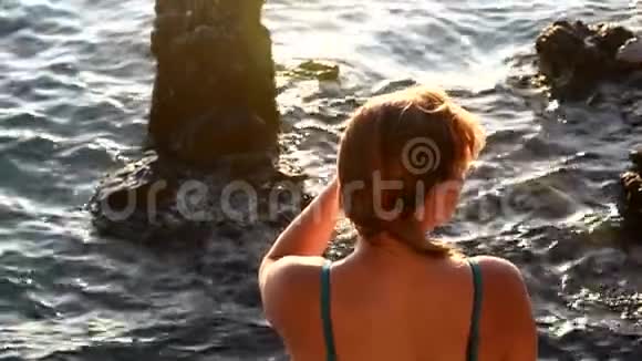 在海滩上日落的女孩视频的预览图