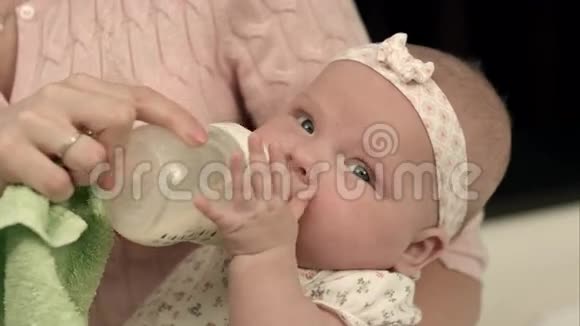 年轻的母亲正在给婴儿喂奶视频的预览图