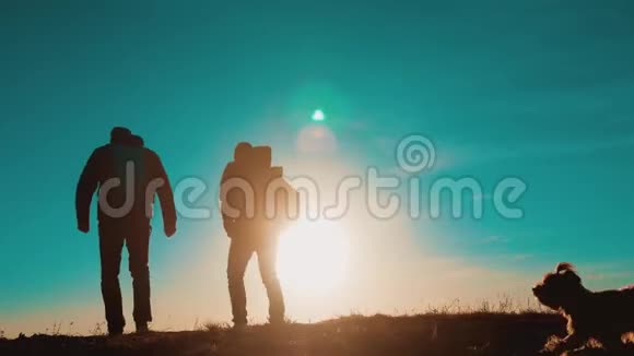 团队合作男性智能手机导航行走两名游客徒步旅行者在日落时带着背包去徒步旅行徒步旅行者视频的预览图