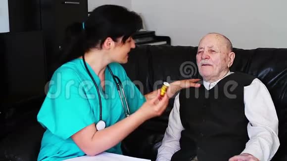 护士给老人吃药视频的预览图
