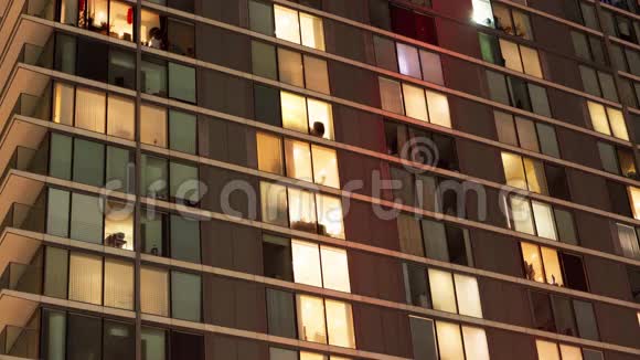 一个现代公寓街区在夜间的时间流逝视频的预览图
