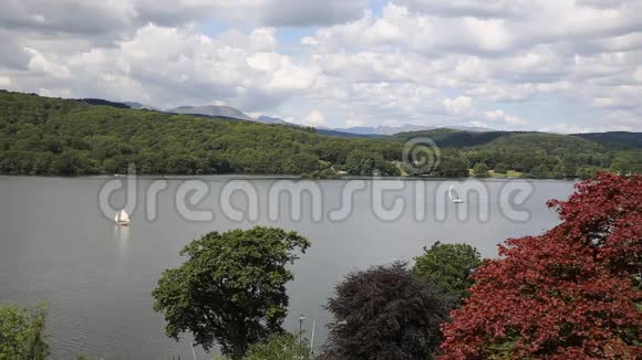 英国温德米尔湖区带帆船和彩色红棕色树木的高架视野视频的预览图