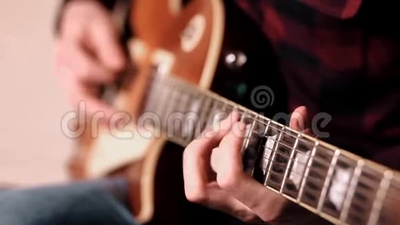 弹声吉他的手指特写视频的预览图