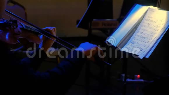 音乐家拉小提琴古典音乐的特写视频的预览图
