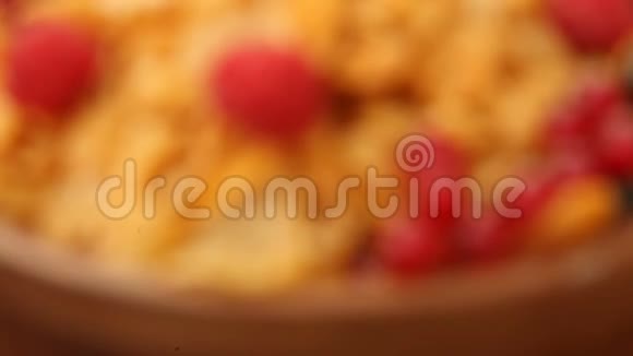 早餐玉米片和浆果放在碗里视频的预览图