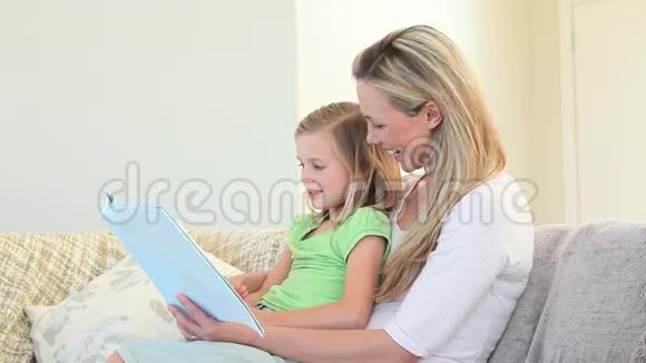 一对母女坐在沙发上视频的预览图