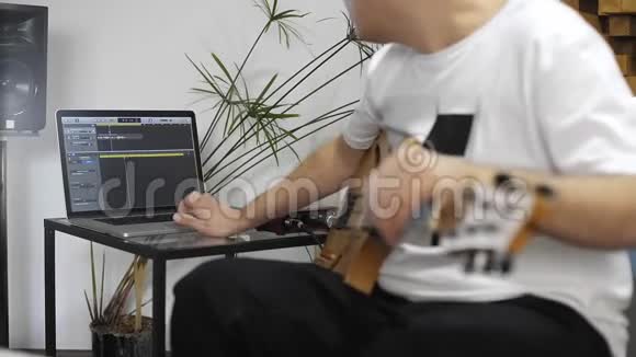 关闭音乐家在家庭音乐工作室演奏电吉他视频的预览图