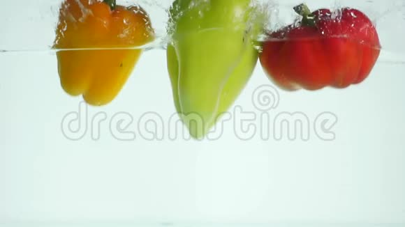 新鲜蔬菜在黑色背景下泼水视频的预览图