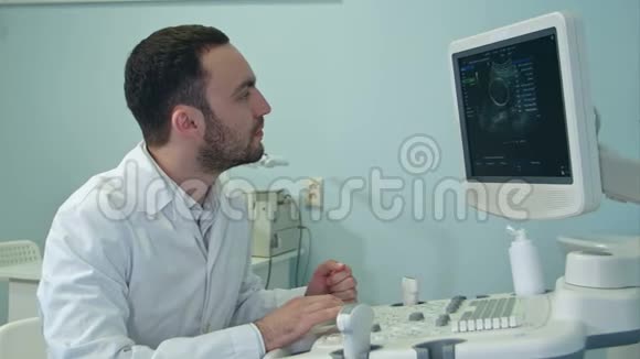 年轻医生配超声诊断机视频的预览图
