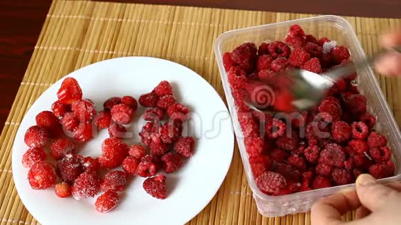 冰冻的草莓和覆盆子视频的预览图