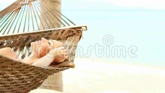 可爱的女人躺在吊床上视频的预览图