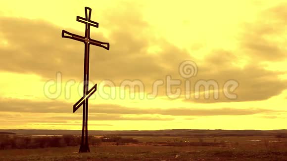 山顶上的剪影人满怀希望地看着基督教十字架一个向十字架忏悔的人背景视频的预览图