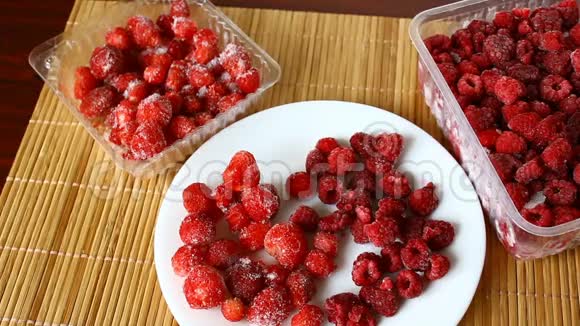 冰冻的草莓和覆盆子视频的预览图