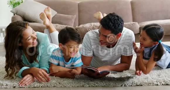 客厅有快乐的家庭读物视频的预览图