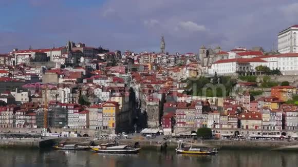 从历史中心Porto的小木屋索道上观看视频的预览图