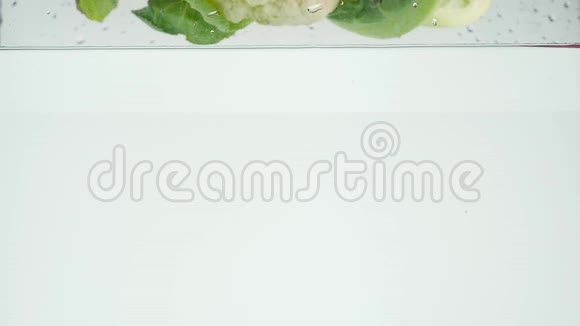 新鲜蔬菜在黑色背景下泼水视频的预览图