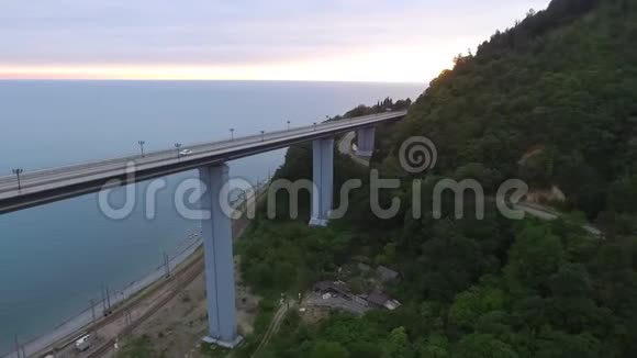 俄罗斯索契ZubovaSchel高架桥无人机景观视频的预览图
