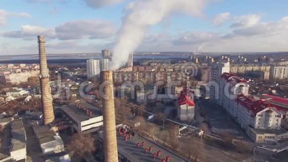 有管道工厂的城市地区的鸟瞰图其中有烟雾视频的预览图
