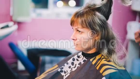 年轻的女理发师为客户做准备视频的预览图