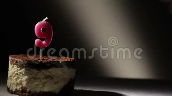 蒂拉米苏蛋糕里的9号蜡烛视频的预览图