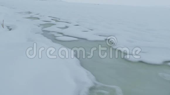 冰河在雪的冬季自然景观下看到视频的预览图